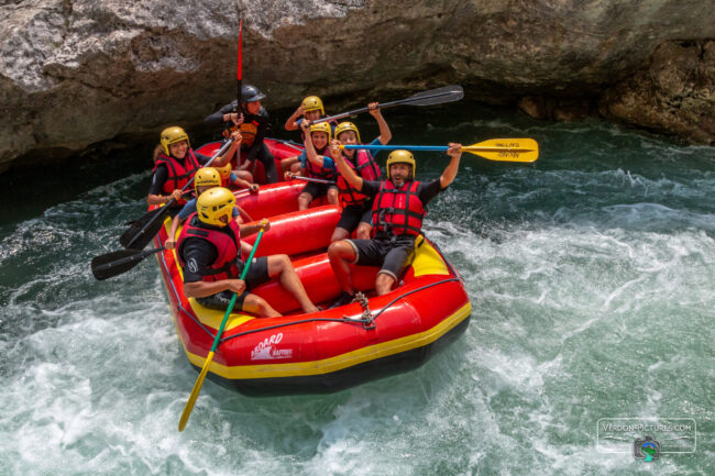 Aboard-rafting-Decouverte-Moyen-Verdon-Activite-dans-les-Gorges-du-Verdon-scaled-3 groupe de personnes profitent du rafting verdon