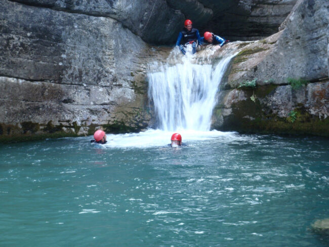 Journee-canyoning-La-Lance-Abroad-rafting-2 Journee-canyoning-La-Lance-Aboard-rafting
